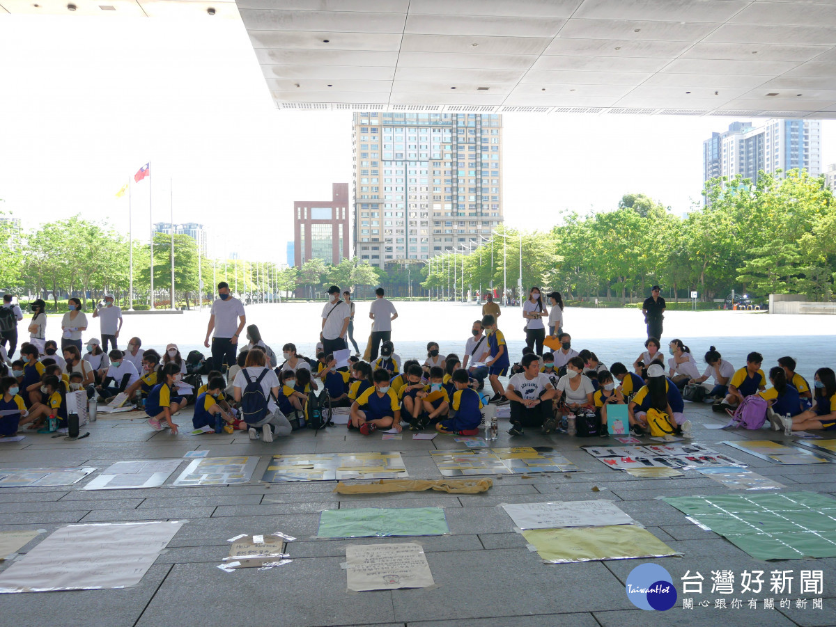 星光實驗學校因審查未通過面臨下學期廢校窘境，學校師生齊聚市府廣場上課陳情爭取受教權。曾雪蒨攝