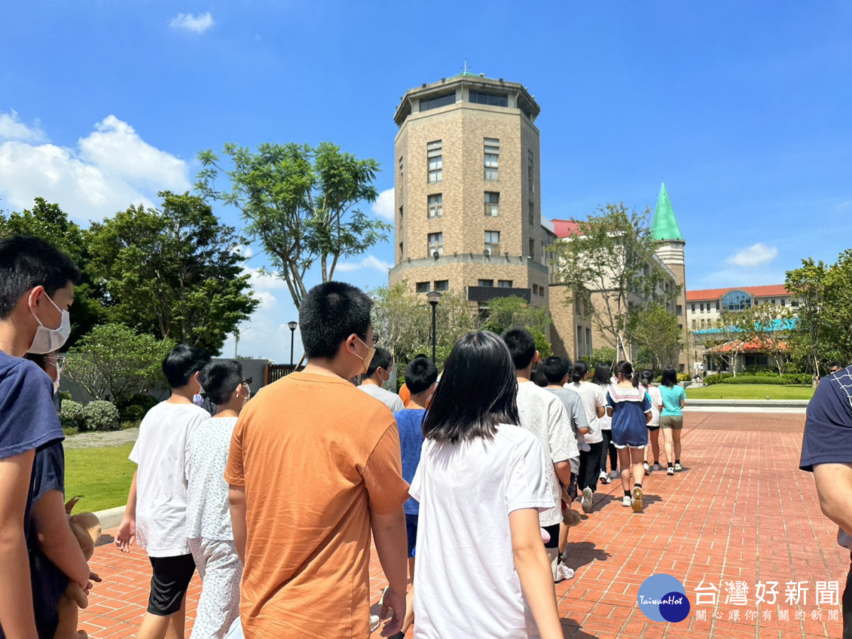 常春藤中學推出「睡衣班」招生方案，號稱優秀學生只要穿上自己的睡衣，其他學雜費與食宿費都由學校埋單。曾雪蒨攝