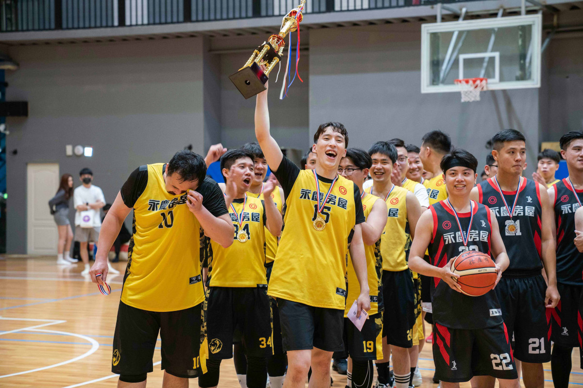 永慶房屋直營店長黃文琛率領隊友拿下《第八屆永慶盃籃球賽》冠軍，狠甩業務就沒時間運動的刻板印象。