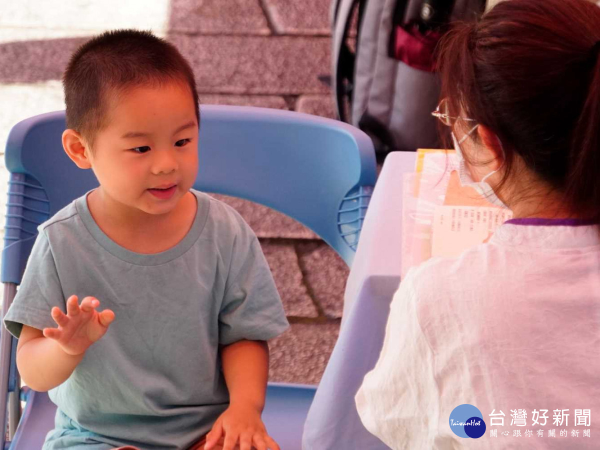 四歲的應明小朋友參與福智文教基金會2023「恆星經典會考」，歡喜背誦心經等。