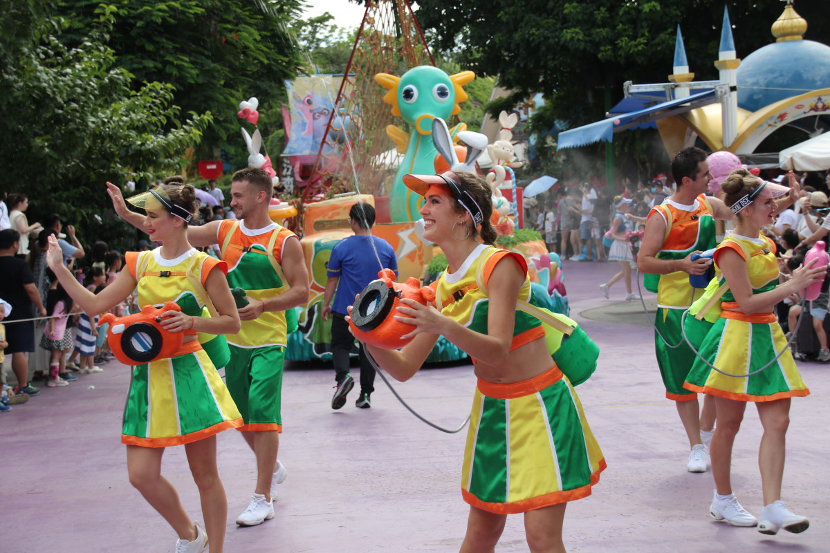 麗寶樂園暑假全新遊行，舞者拿著水槍道具跟遊客互動，清涼消暑的演出受到大小朋友喜愛。