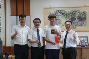 投高家長會贈獎學金予錄取中央大學財金系的王偉丞。（記者扶小萍攝）