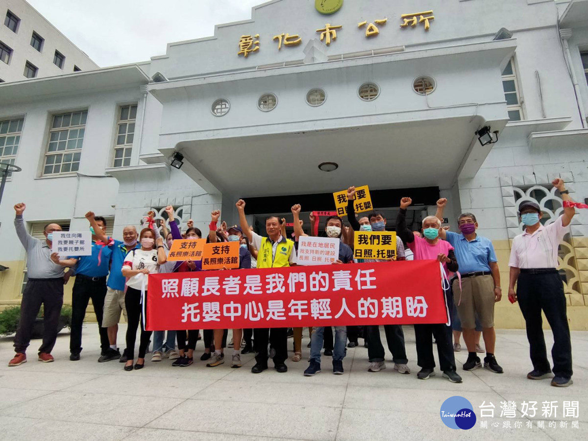 數十位向陽里里民在向陽里長游寬棟的帶領下，先於上午10點半群集在市公所大門表達強烈支持的態度。圖／記者鄧富珍攝