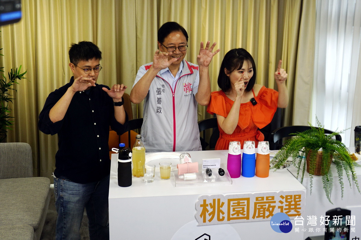 桃園市長張善政出席「T-SELECT中路電商基地」開幕啟用典禮，參與電商直播為基地啟用宣傳。