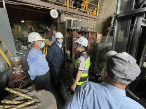 ▲高市勞工局鎖定工業區督檢，局長帶隊勞檢裁定停工2件開罰23萬元。（圖／記者 許高祥 翻攝）