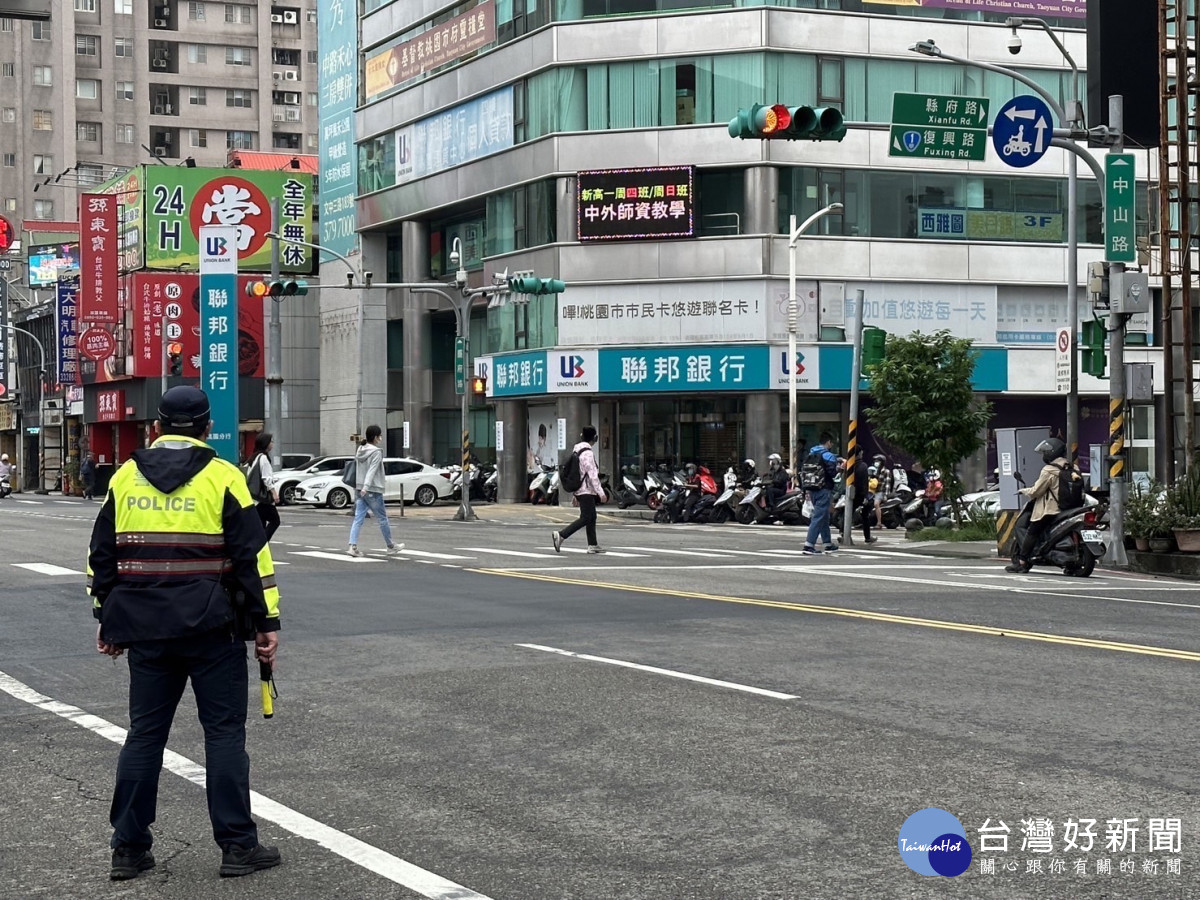 桃警持續大執法，取締車不讓人也取締行人違規。