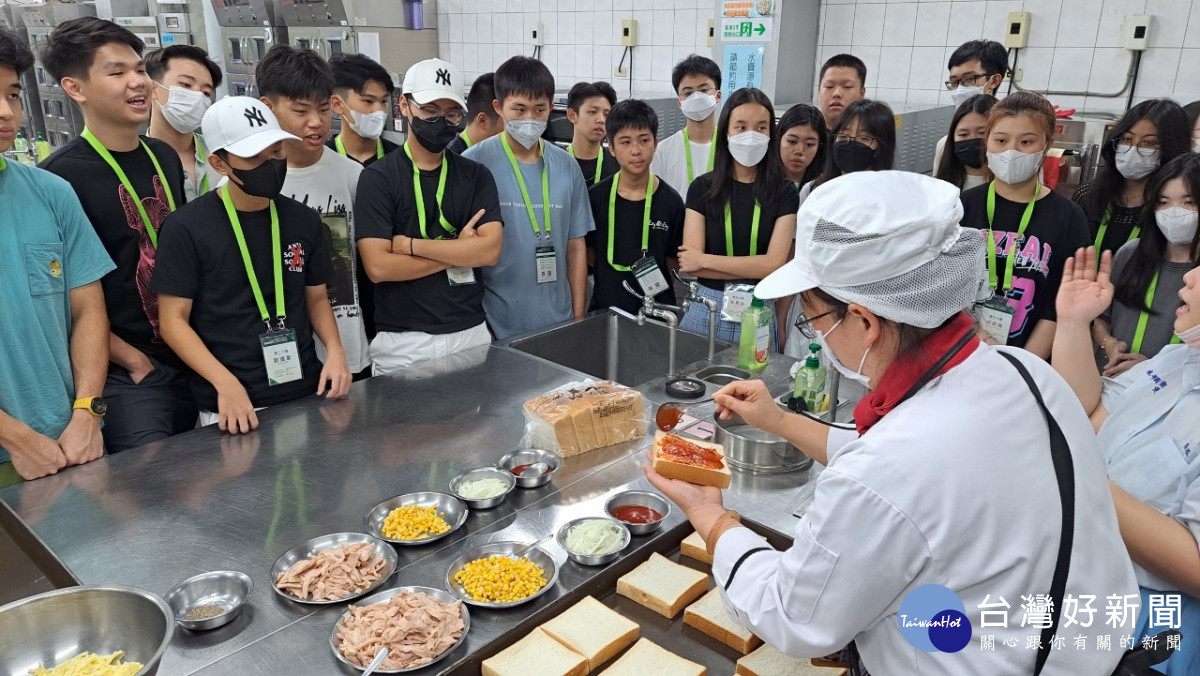 印尼海外青年觀摩團赴永平工商體驗台灣技職課程。