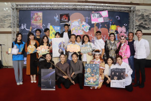 今年有11組演藝團隊參與藝術季演出，林局長與團隊歡迎大家參與。（記者扶小萍攝）