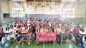 ▲高雄市仁和國際同濟會暨高雄市社福慈善總會前往河堤國小與師生同樂。（圖／記者 許高祥 翻攝）