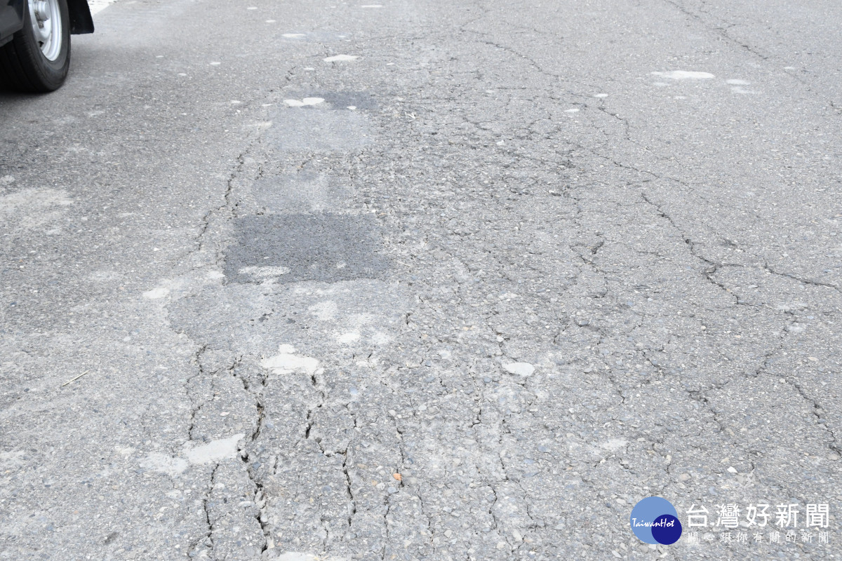 竹塘鄉東陽路二段與一段老舊破損道路。圖／記者鄧富珍翻攝