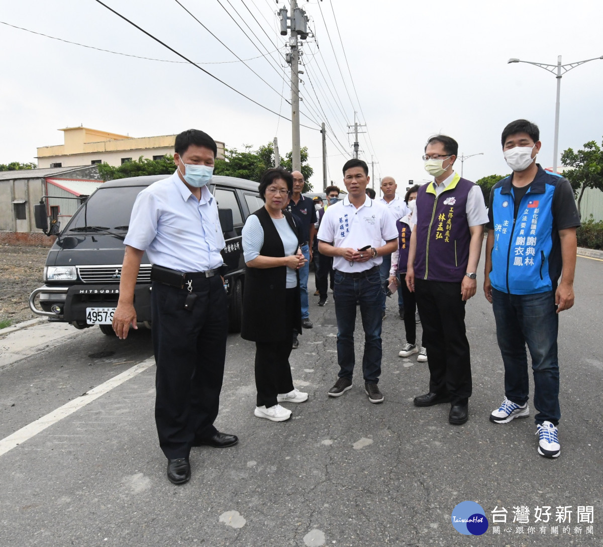 縣長王惠美視察改善竹塘鄉東陽路二段與一段老舊破損道路。圖／記者鄧富珍翻攝