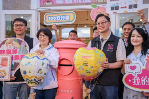 桃園市長張善政出席「桃園台東熱氣球交流-樂遊桃園館開幕活動」與台東縣長饒慶鈴合影。