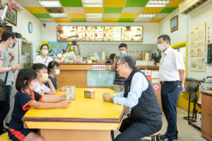 副市長關心學生。