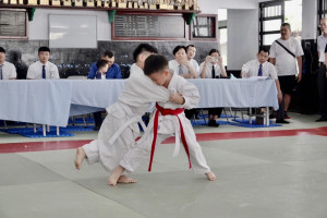 百名好手齊聚臺中參加第六屆武德盃中小學柔道錦標賽。
