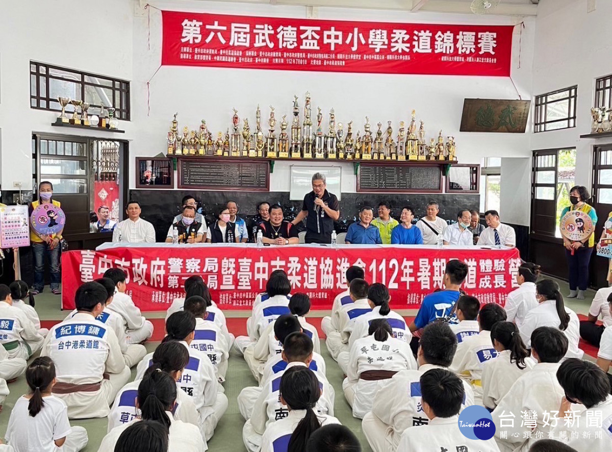 台中市運動局長李昱叡代表盧市長出席為選手加油勉勵。