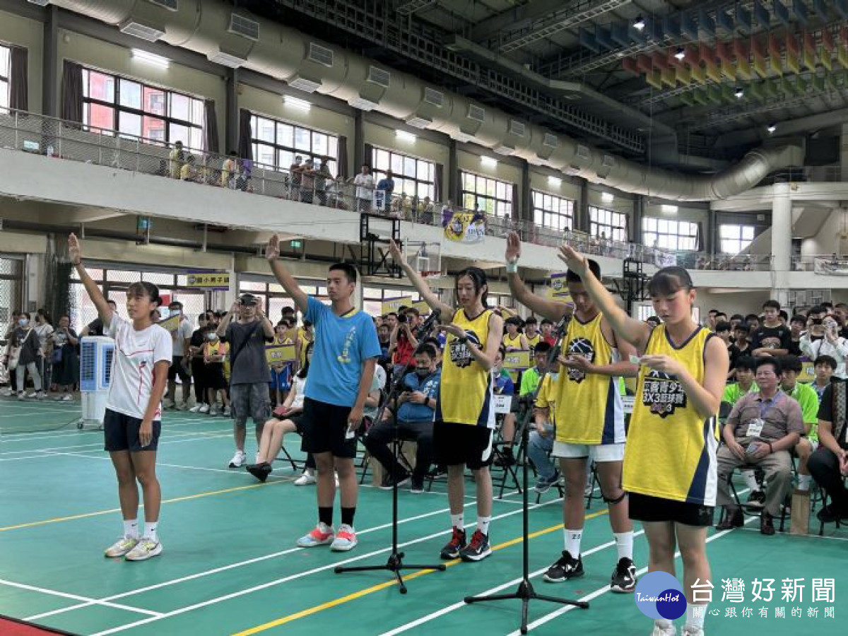 大溪國中學生賴羽琛（左1）與黃歆潔（左2）、大成國中潘承武（右2）與陳豫（右1），以及《女孩上場》演員高倩怡（中），共同擔任運動員宣誓代表。<br />
<br />
