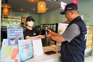 桃園市自112年7月1日起，轄內「飲料店」業者將不得提供一次用塑膠飲料杯給民眾。