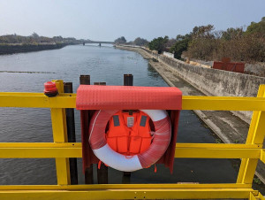 ▲通安大橋改建工程工地臨水作業區設置救生設備。（圖／記者 許高祥 翻攝）