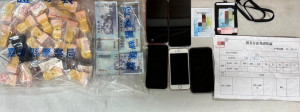 警方在兩名車手包裡搜出一張偽造的現金存款憑證收據，贓款32萬元、偽造公司識別證及作案手機等證物／民雄警分局提供