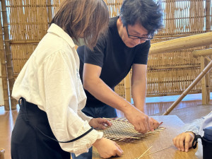 駐縣竹藝家徐暋盛指導學員掛式花器製作。（記者扶小萍攝）
