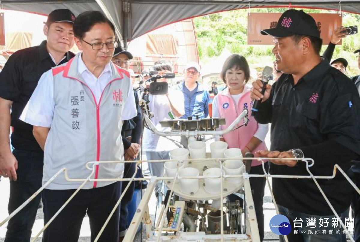 張市長聆聽農機械工具介紹。