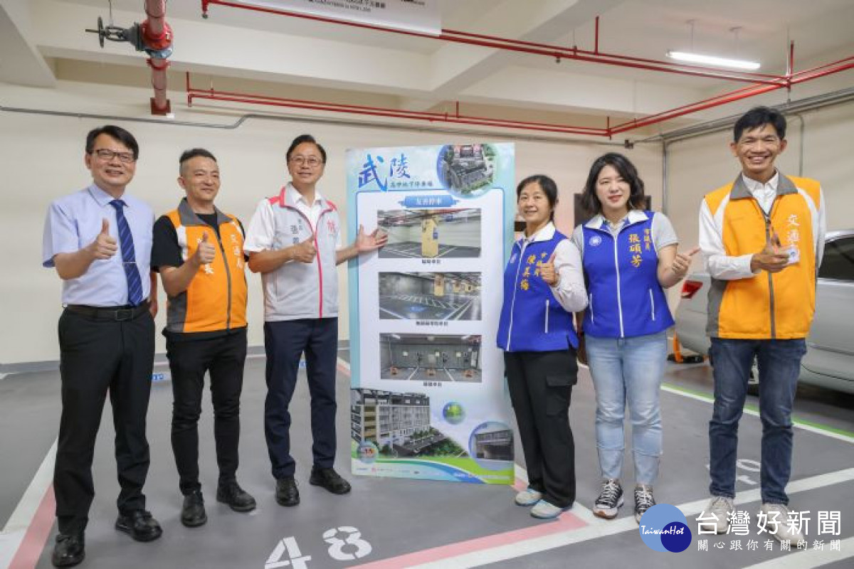 張市長與貴賓及交通局同仁合影留念。<br />
<br />
