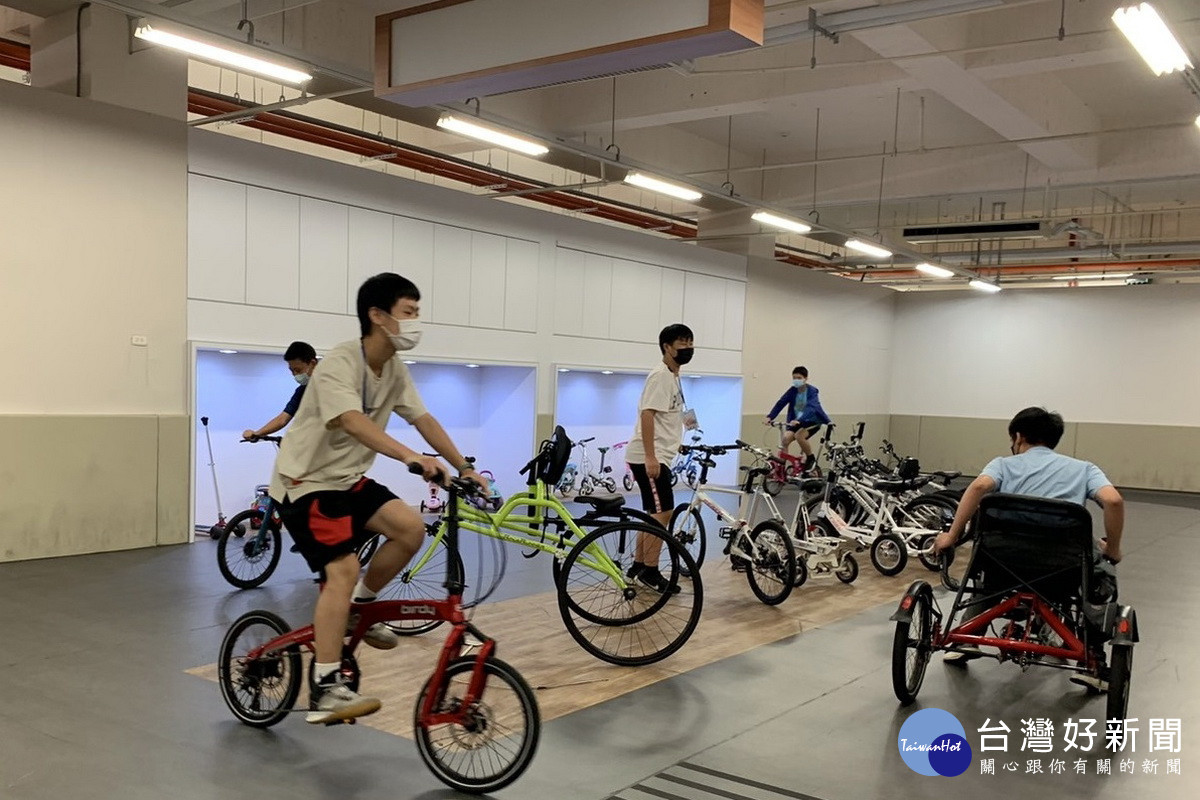 參觀太平洋自行車公司，學員們體驗騎乘不同種類自行車。