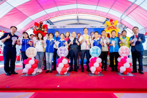 桃園市長張善政出席「桃園市政府警察局交通科技執法中心完工啟用典禮」和與會貴賓共同合影。