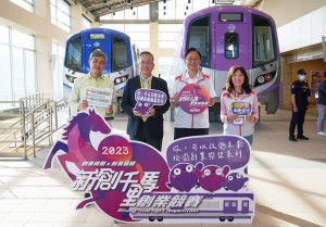 2023桃園新創千里馬創業競賽在桃園捷運總公司舉辦決賽暨頒獎典禮。照片左起中央大學產學營運中心主任葉錦徽、中央大學校長周景揚、桃園市長張善政和青年事務局局長侯佳齡。