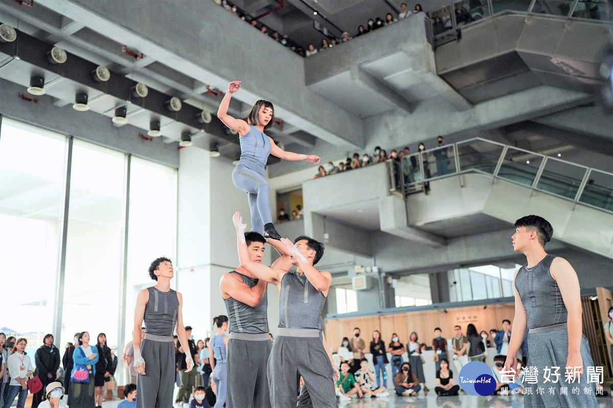 「0471特技肢體劇場」首度躍上陶博館陶瓷藝術園區，表演者迅速而優雅演繹高難度的肢體語彙，將令觀眾目不轉睛