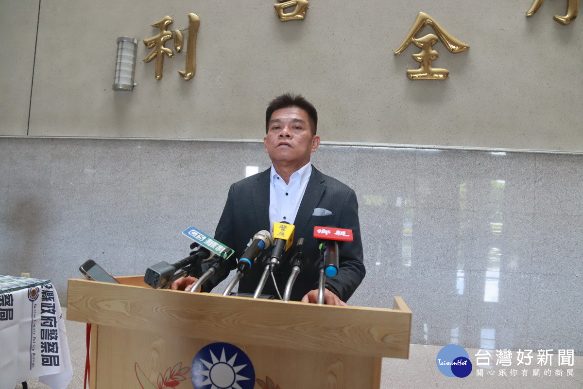 刑警大隊大隊長葉明鐘說明長期追緝成果。（記者扶小萍攝）