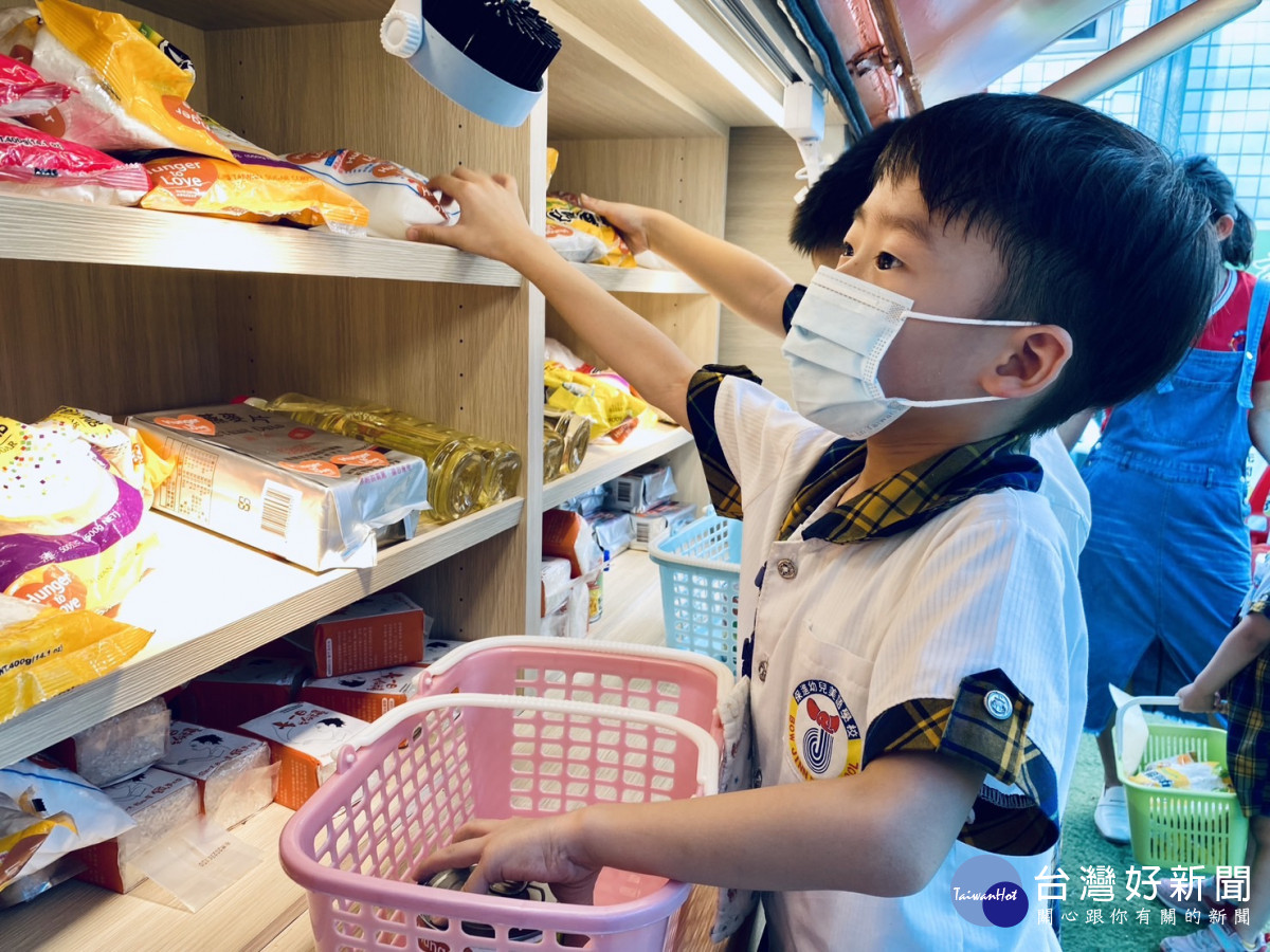 台中傑揚幼兒園幼童化身糧食救援志工，在限時內挑選想送給飢餓兒童的救援糧食。