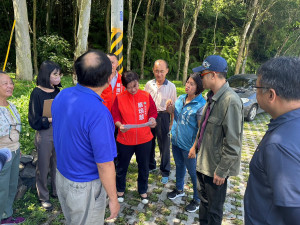 立委蔡培慧等人路段會勘，爭取在兩側道路補植檸檬桉，以美化這段道路。