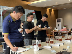評審細心費時評選出比賽用的基底好茶。（名間產業觀光發展協會提供）