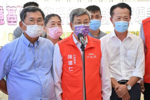 行政院長陳建仁視察嘉義縣民雄鄉新中天畜牧場豬瘟拔針及百億基金畜牧升級輔導成果／行政院提供