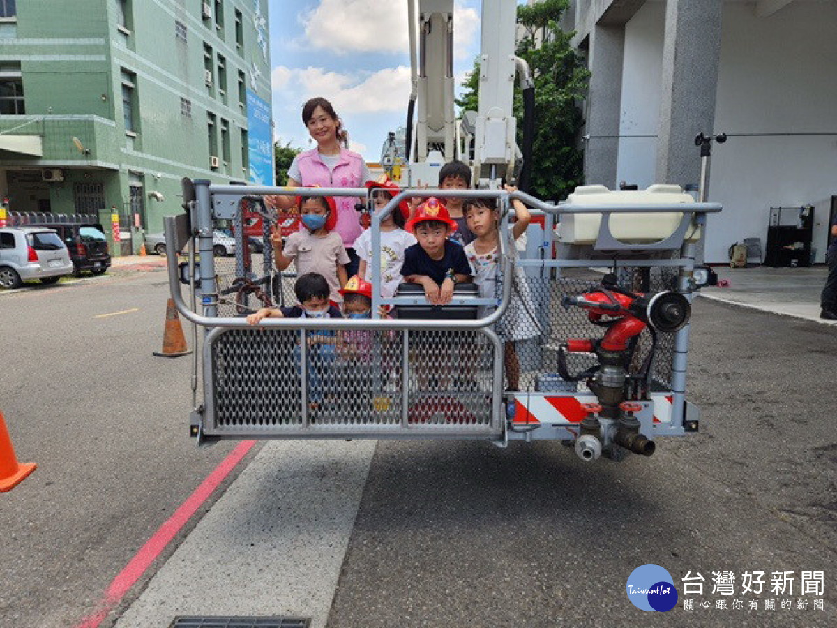 小朋友體驗雲梯車。林重鎣攝