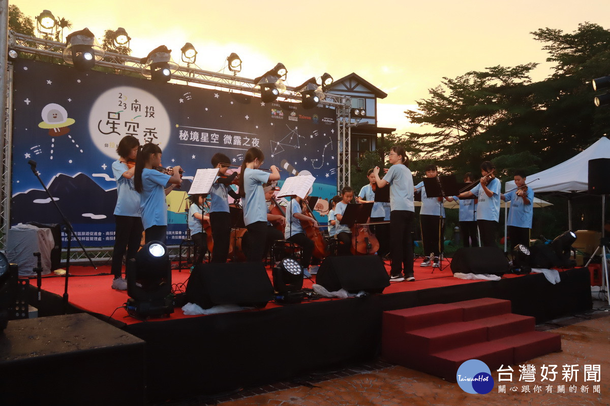 在地廣興國小管樂團演出。（記者扶小萍攝）