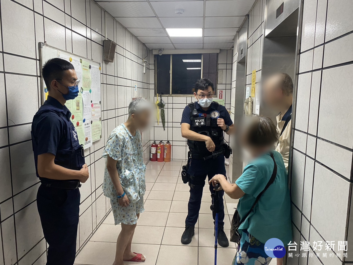 桃警實習生認真值勤，幫助失智患者平安回家。<br />
