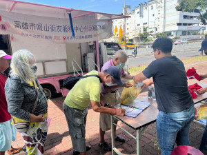 ▲高市街友中心戶外發放物資及礦泉水予街友防高溫。（圖／記者 許高祥 翻攝）