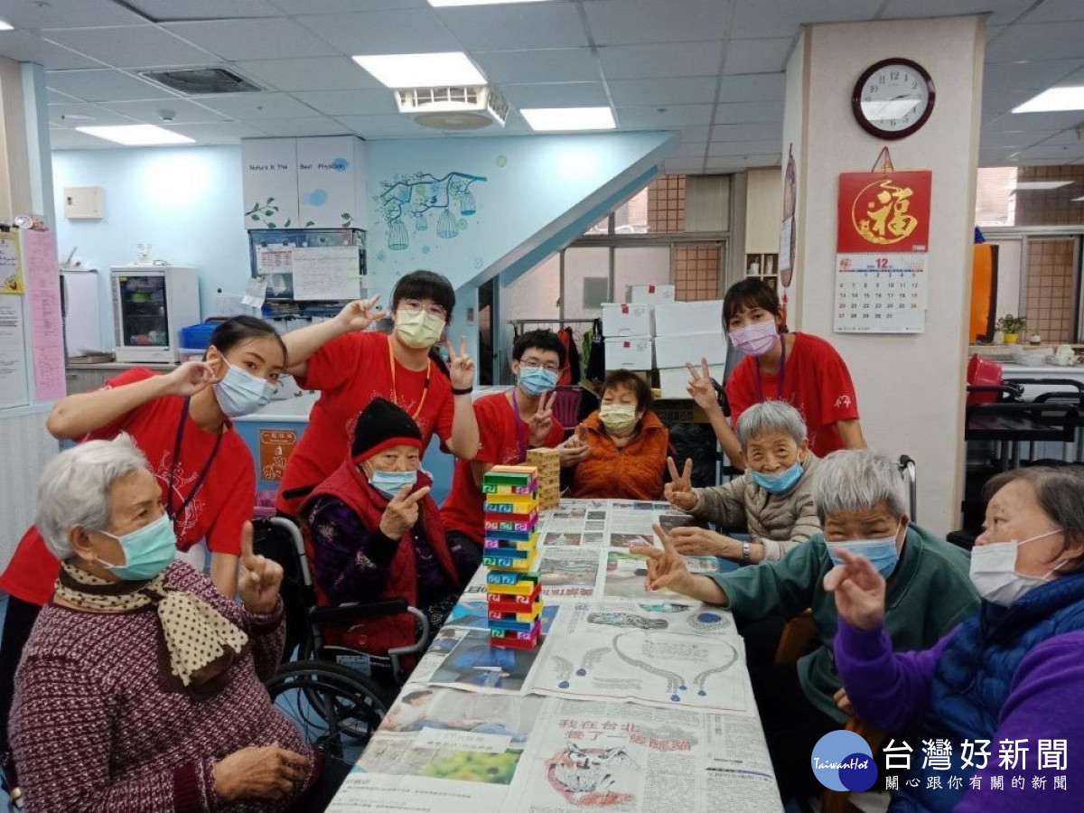 第五屆桃園時代青年行動家「社會關懷行動家」獲獎者曾宛昀，玩具像是一把鑰匙，它能夠傳遞關懷，開啟人與人之間隔閡的大門。<br />
