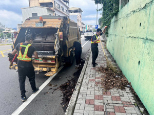 南投市清潔隊增人力維護市容環境。（清潔隊提供）
