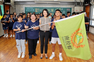 南投縣民和國中濁岸合唱團將啟程出國參加世界青少年合唱節大賽，許縣長親自授旗。