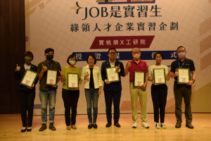 分署長林淑媛(前排右五)、工研院產業學院訓練長廖肇弘（前排右二）、微軟首席技術長花凱龍（前排右三）與學員們開心合影。