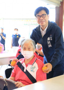 ▲陳其邁感謝大德前人及道場提供長輩更好的長照服務，市府也會加以配合，希望工程順利。（圖／記者 許高祥 翻攝）