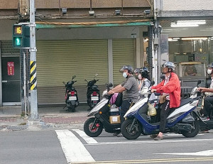 桃園市實施「夏季限定時制計畫」，機車停等紅燈縮短時間。（台灣好新聞資料照片）