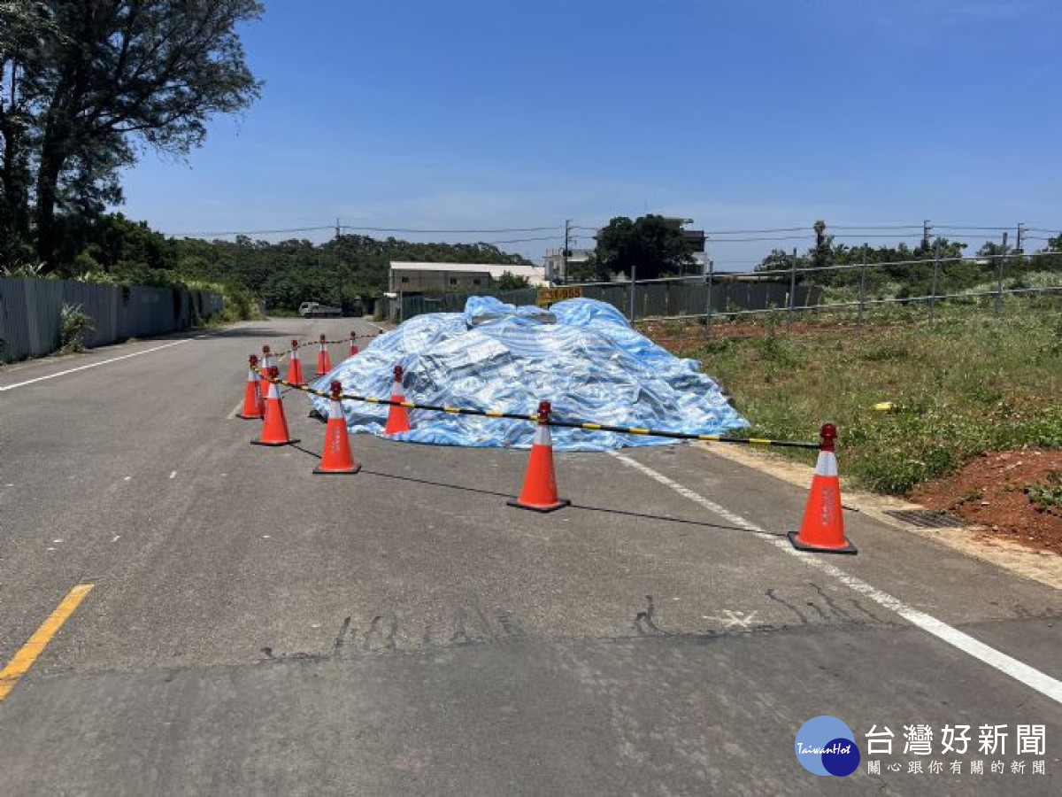 恐使用路人發生車禍危害用路人安全，以帆布進行覆蓋並設置警示錐及警示燈。<br /><br />
<br /><br />
