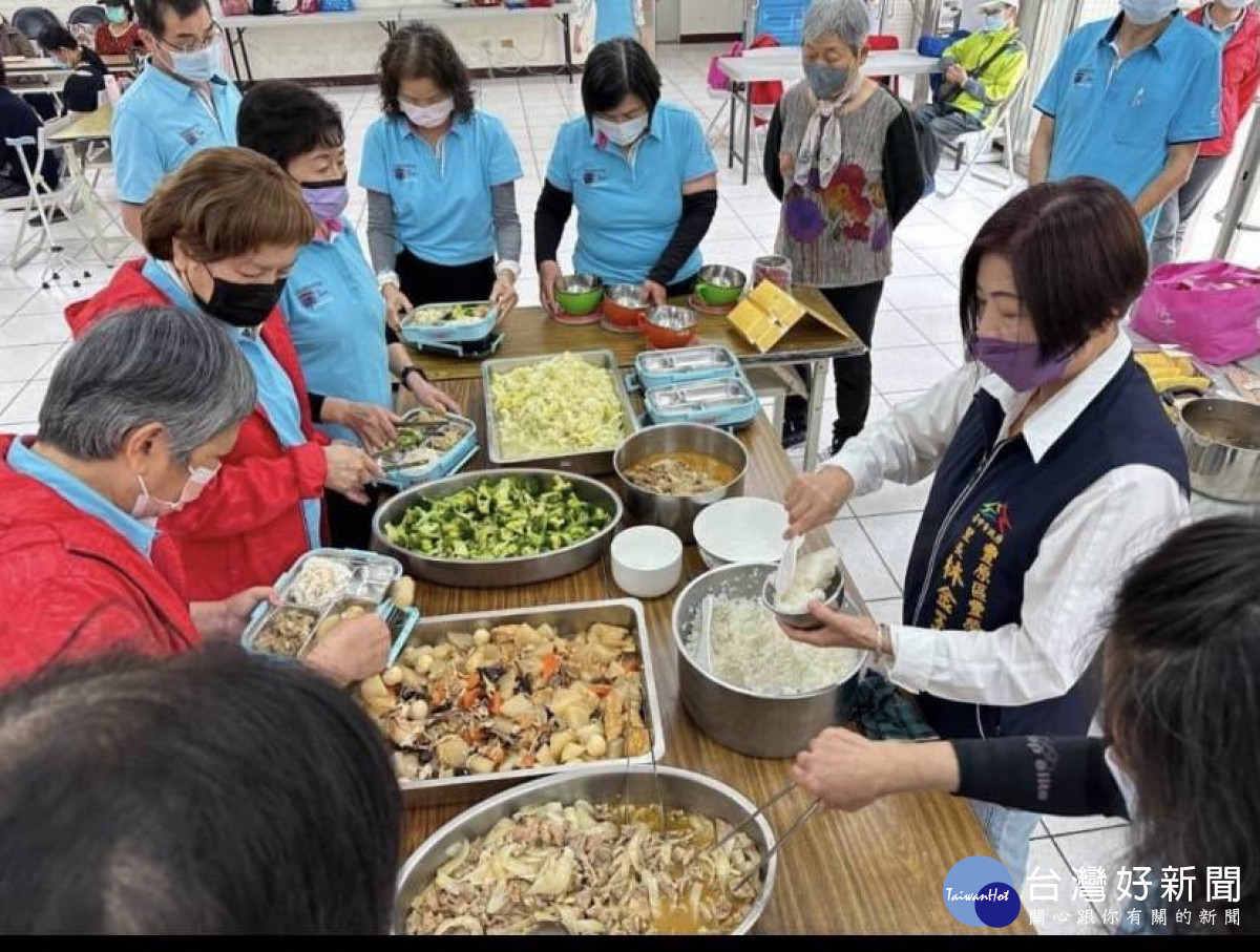 豐原豐榮里長林金玉設立社區照顧關懷據點推出共餐服務