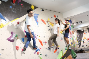 ▲攀岩館推出暑期兒童攀岩班，讓小朋友在室內也能學習這項超酷運動的技巧。