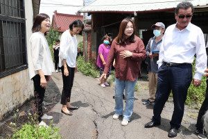 馬立委許縣長簡鎮長等人到草屯多個里會勘。（縣府提供）