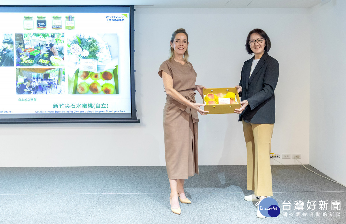 台灣世界展望會會長李紹齡（右）贈送巴拉圭準第一夫人Leticia Ocampos（左）由展望會國內服務團隊培力社區自立後出產的水蜜桃。（台灣世界展望會提供）